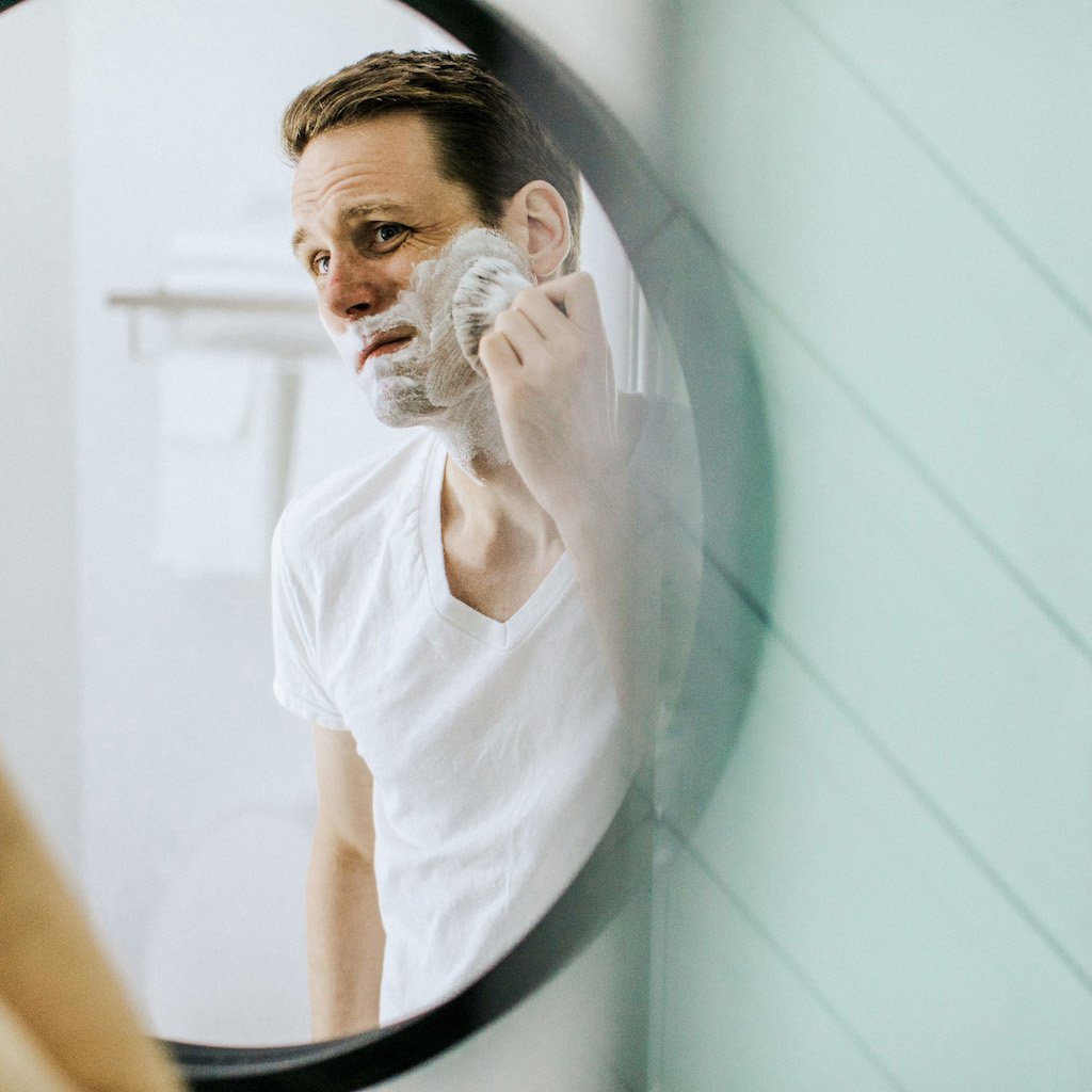 homme qui ce rase devant un miroir de salle-de-bains credit photo ©patrick-coddou-447915-unsplash_Carre